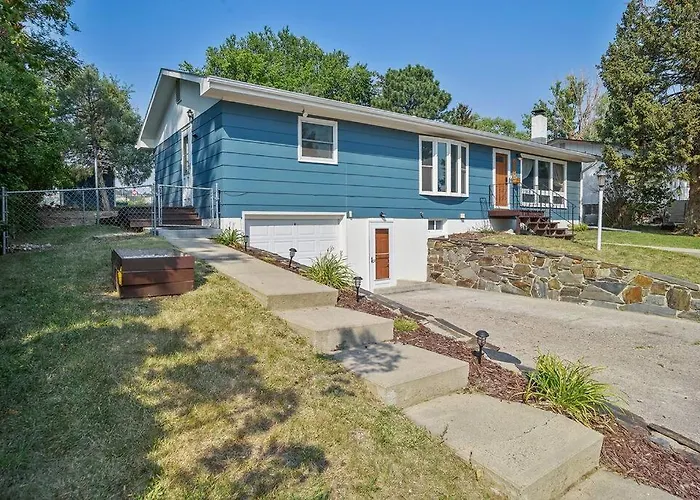 Roomy 5 Bed 3 Bath Fire Place Large Outdoor Space