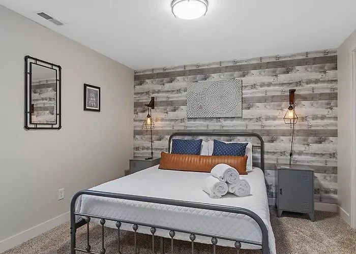 Roomy 5 Bed 3 Bath Fire Place Large Outdoor Space