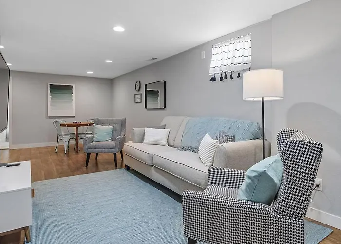 Roomy 5 Bed 3 Bath Fire Place Large Outdoor Space