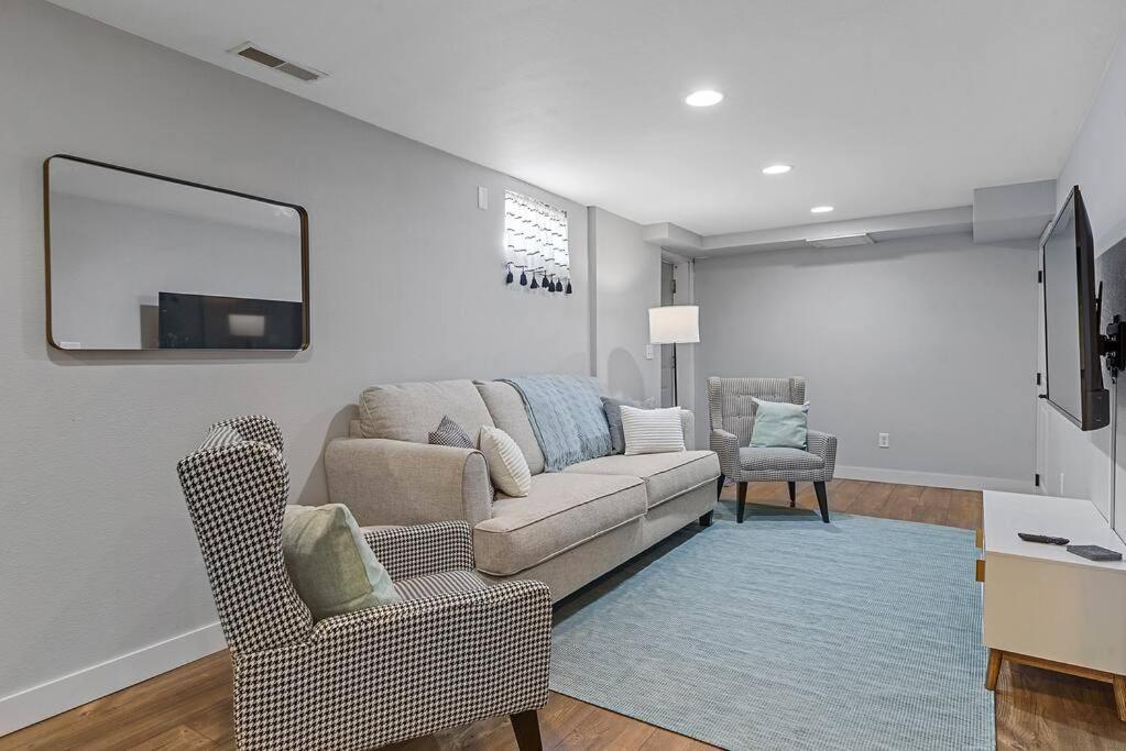 Roomy 5 Bed 3 Bath Fire Place Large Outdoor Space