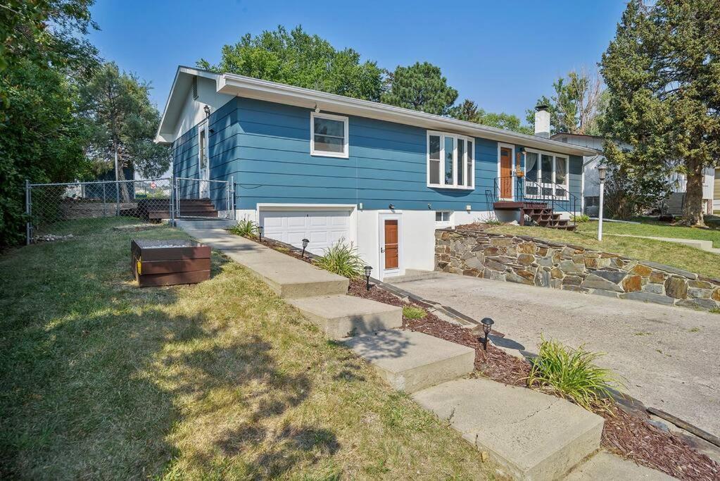 Roomy 5 Bed 3 Bath Fire Place Large Outdoor Space Holiday home Rapid City