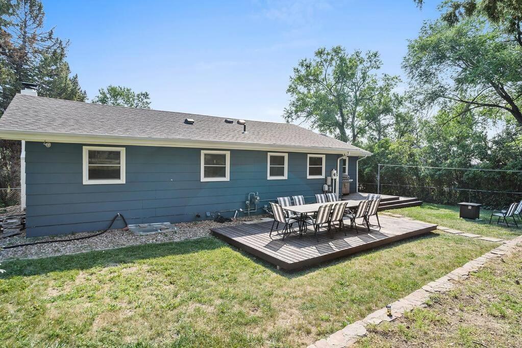 Roomy 5 Bed 3 Bath Fire Place Large Outdoor Space Holiday home Rapid City